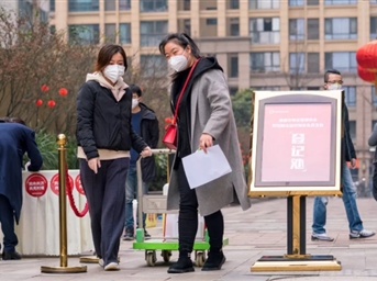 携手战“疫” 我们在一起 成都物协向会员免费发放新冠肺炎疫情防控物资