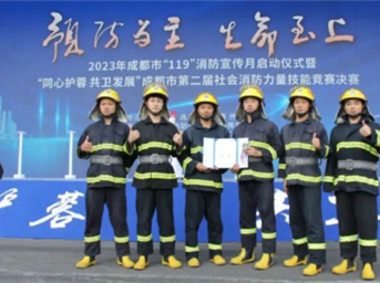 从火光中走来，“我们就是成都环球中心最后的防火墙”