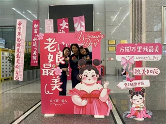 祝她铮铮 祝她昂扬 祝她脚踏实地 不断向上