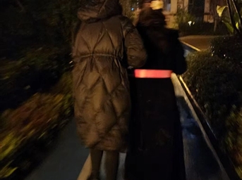 雨夜寻踪三小时 暖光点亮归家路 | 小人物与大感动